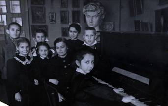 Выступление школьной самодеятельности на избирательном участке в 1947 году. На левом фото мама стоит второй справа. 