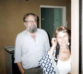 20 августа 1995 года. День рождения сына (мне исполнился 31 год). Я в этот день заехал к родителям, а потом они меня проводили до лифта, откуда я их и сфотографировал.