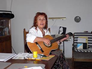 Мама поет романсы, аккомпанируя себе на гитаре. Июнь 2005 года.